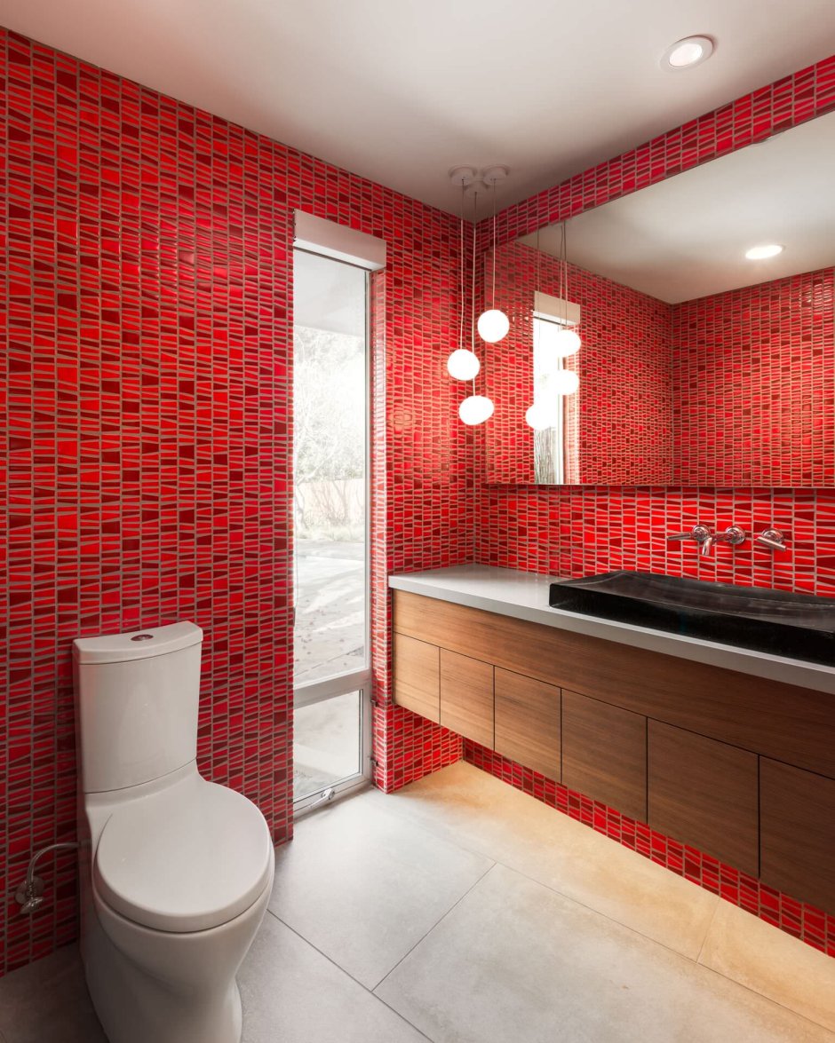 Горизонтальные линии в интерьере красной ванной комнаты