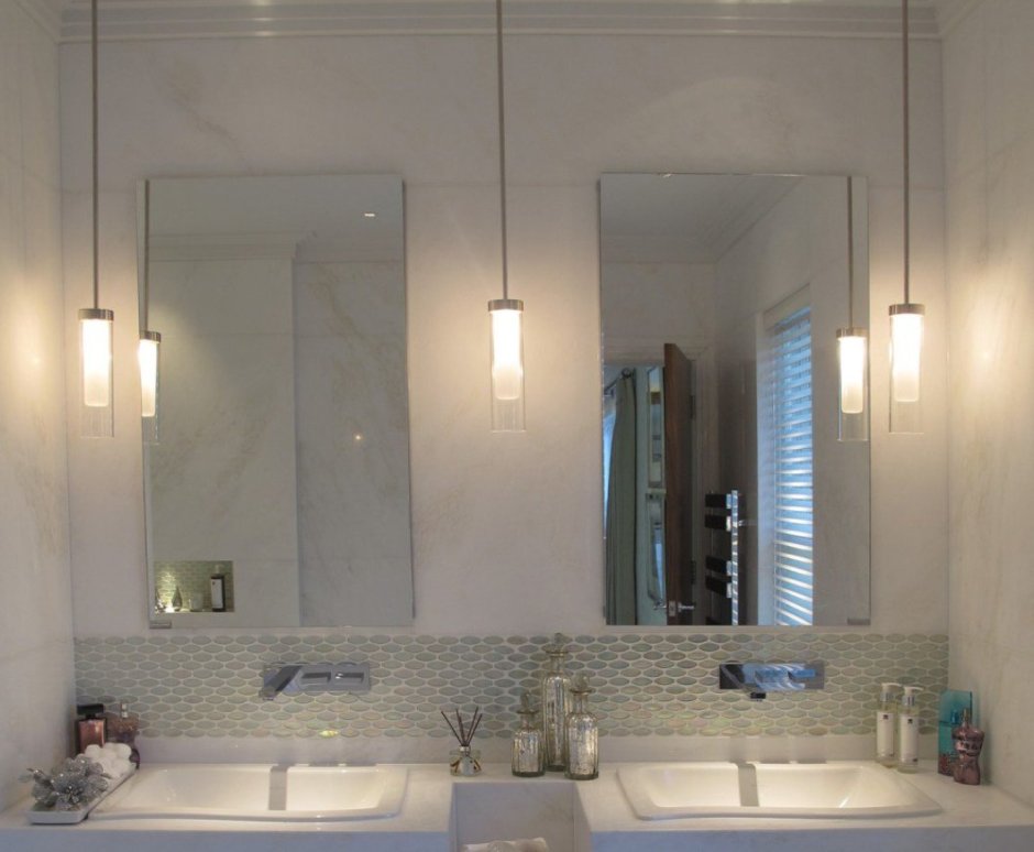 Подвесные светильники в ванной у зеркала