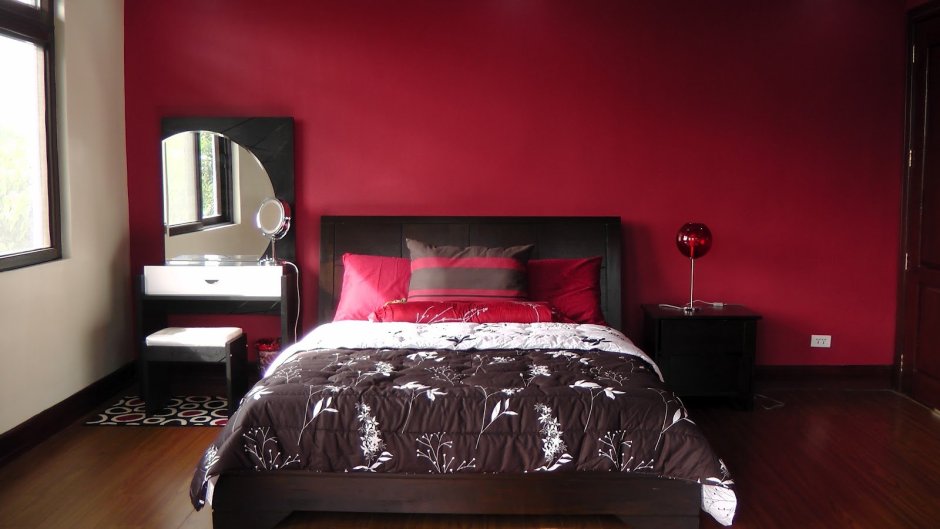 Бордовый цвет стен в спальне