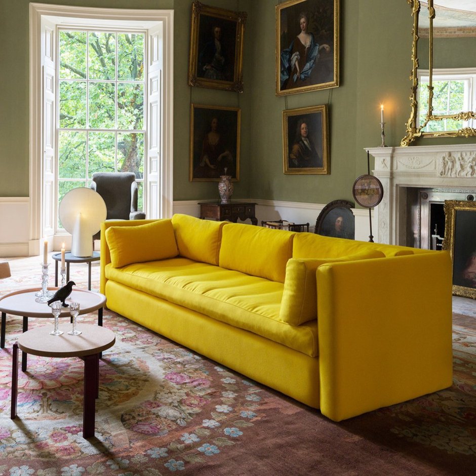 Жёлтый диван в интерьете