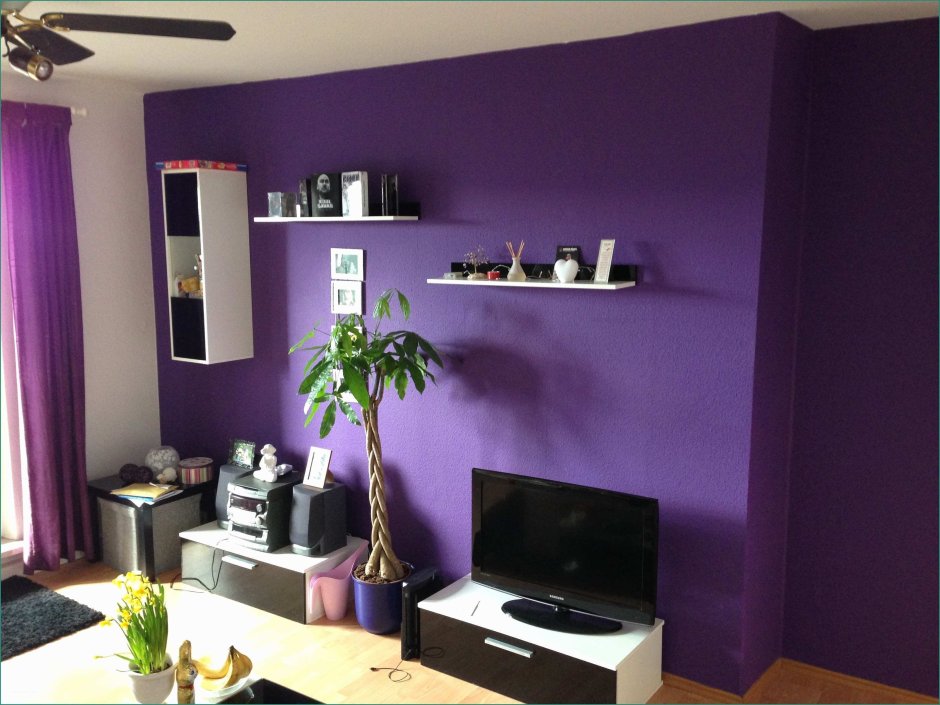 Декор в комнате с фиолетовыми стенами