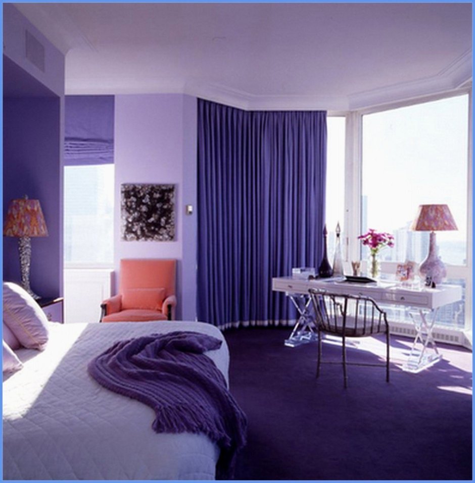 Интерьер комнаты с фиолетовыми шторами