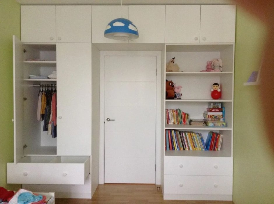 Интерьер маленькой детской комнаты с платяным шкафом