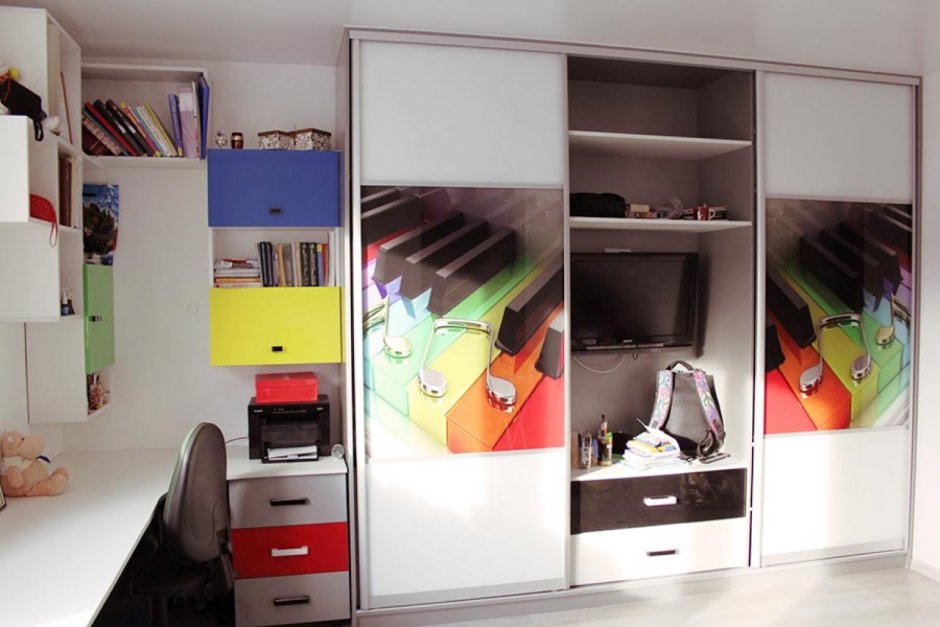 Дизайн детская комната для мальчика много шкафов с книжным