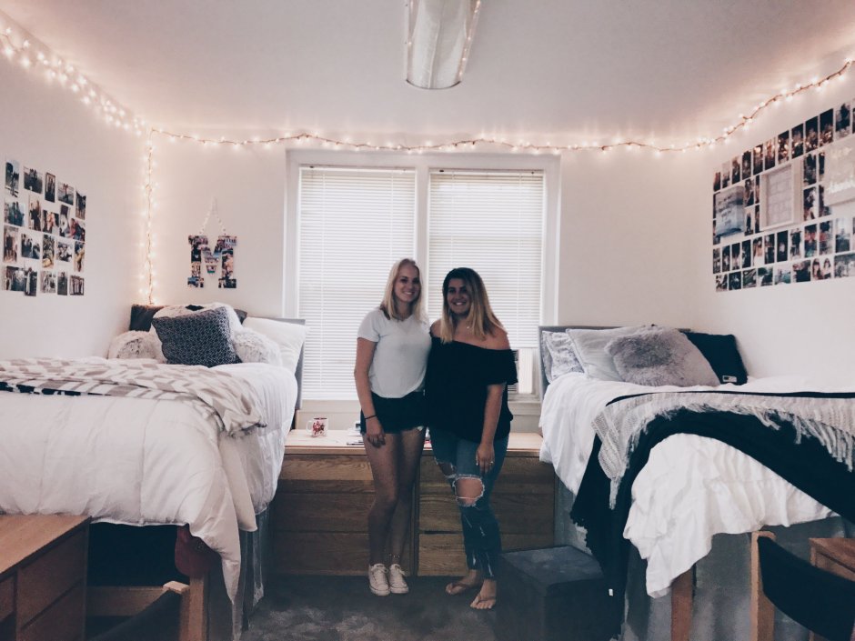 Две подруги в комнате