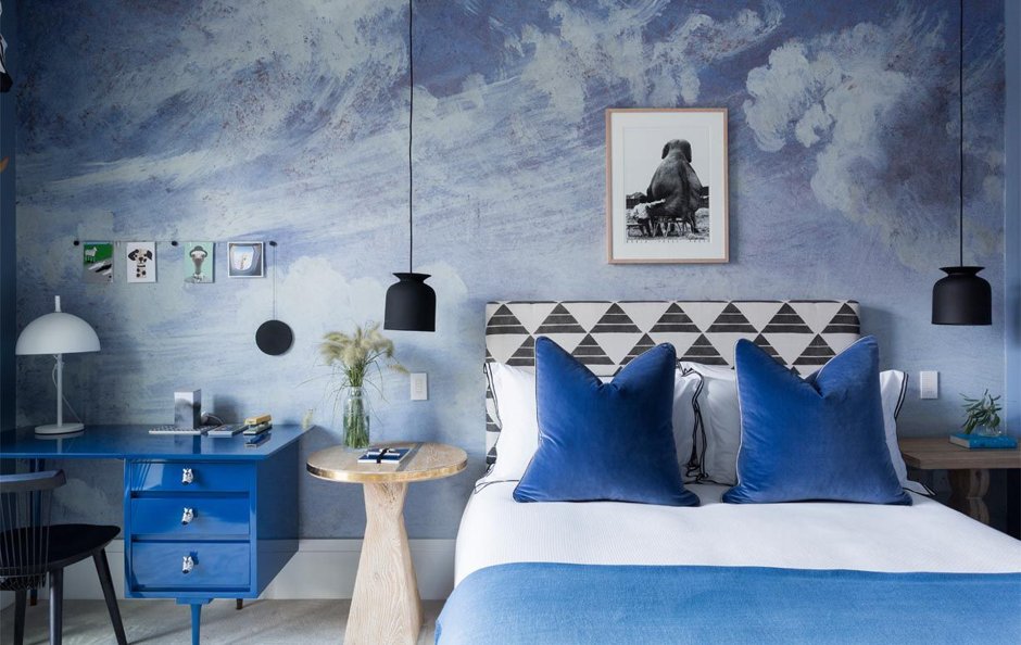 Спальня дача с голубыми стенами