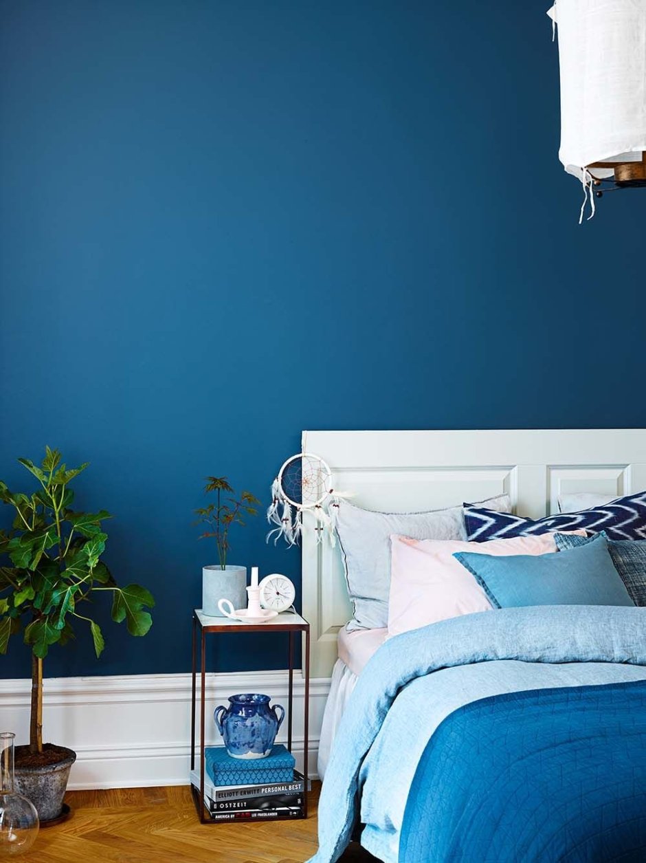 Интерьер спальни в сине коричневых тонах