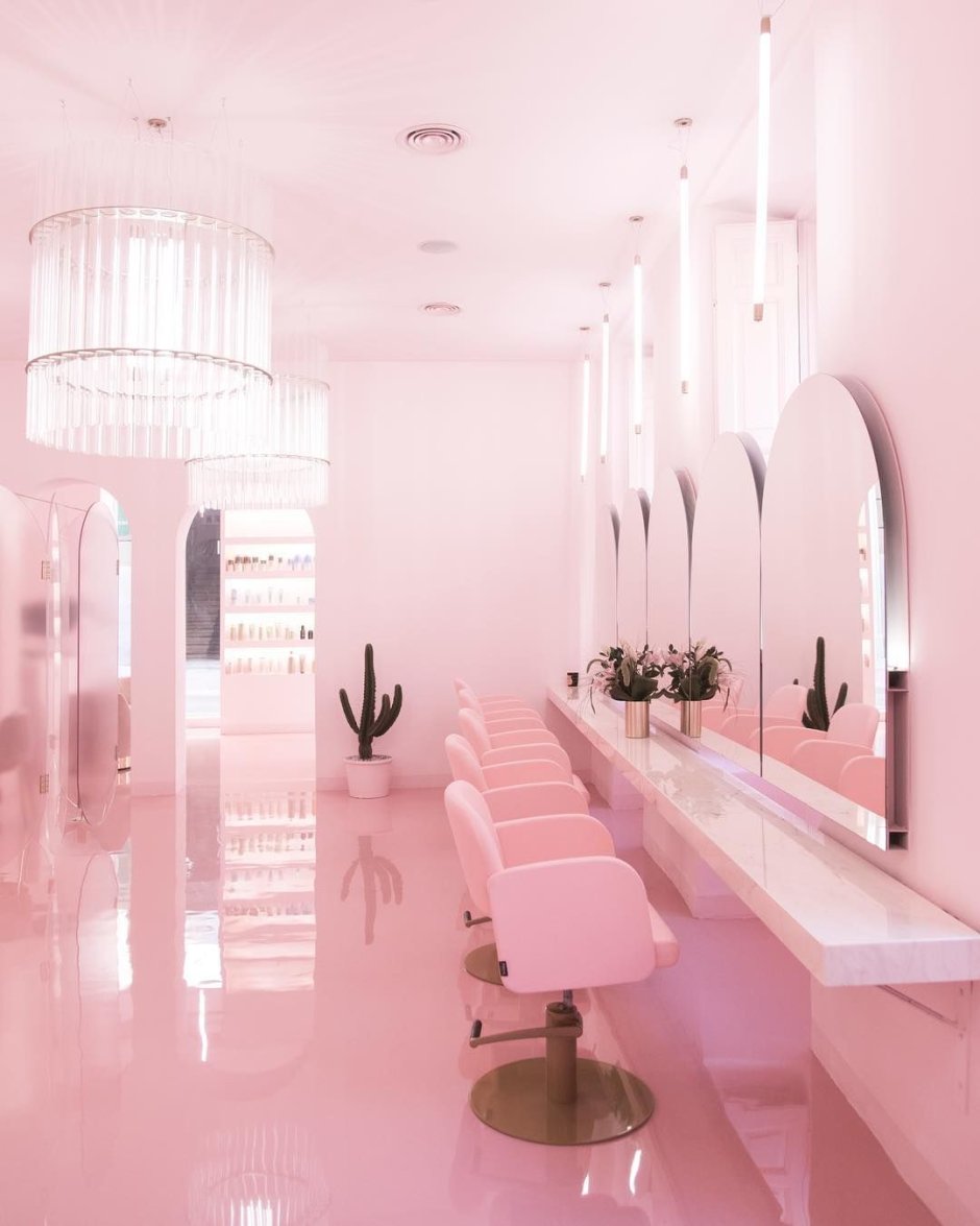 Интерьер салона красоты в розовом цвете