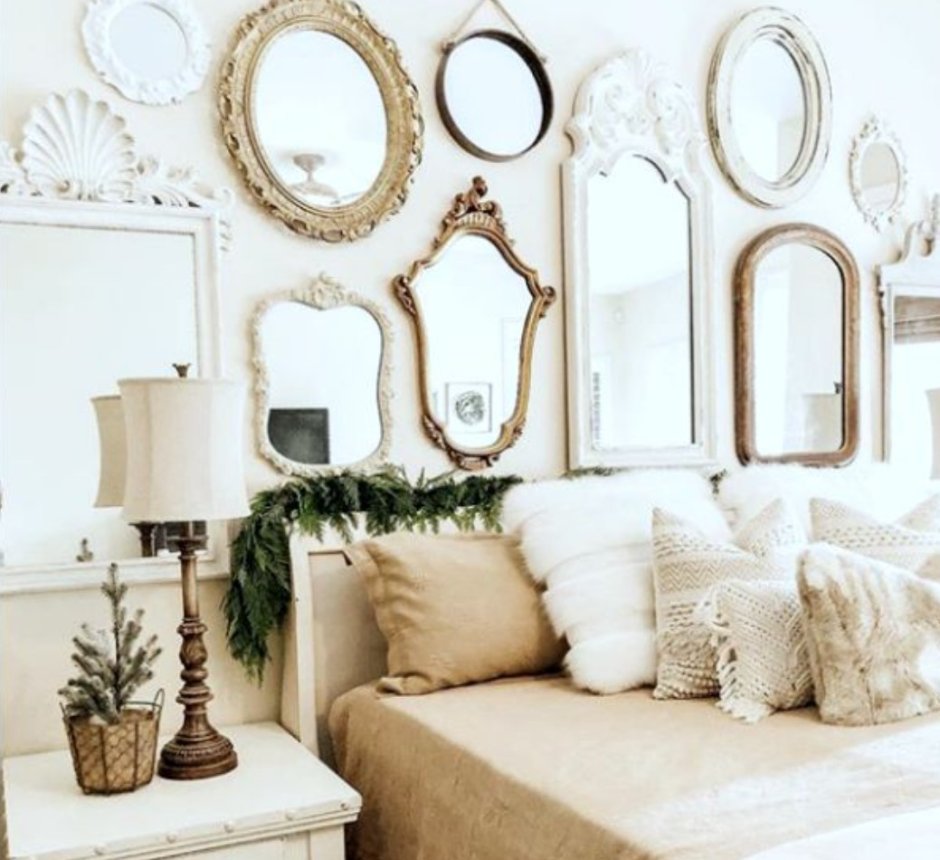 Спальня белая классика декор стены зеркала