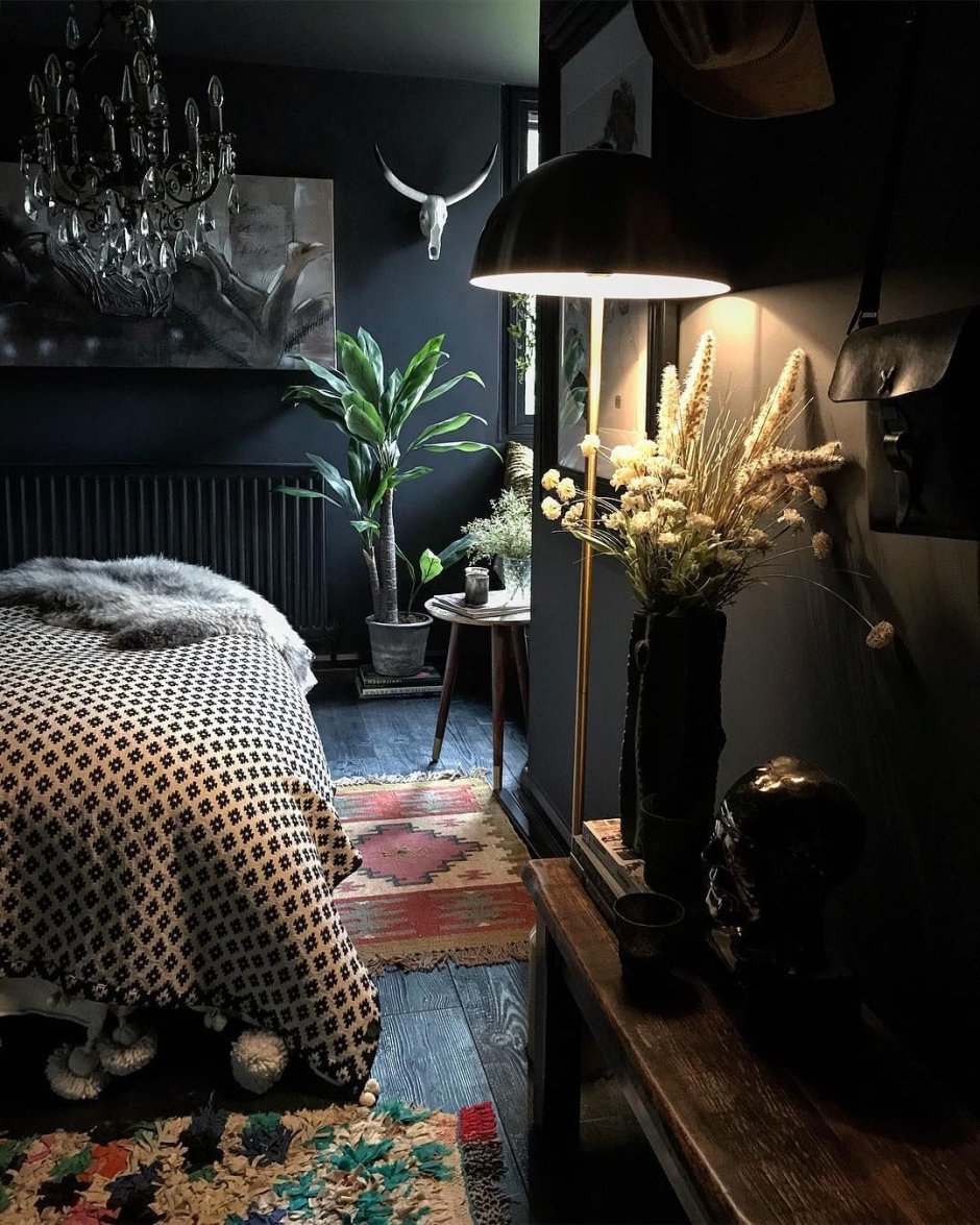 Уютная спальня в темных тонах