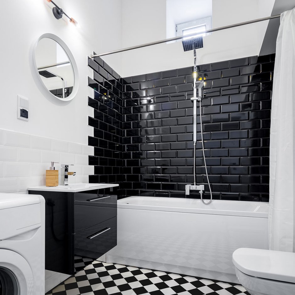 Ванная комната с одной черной стеной и белыми