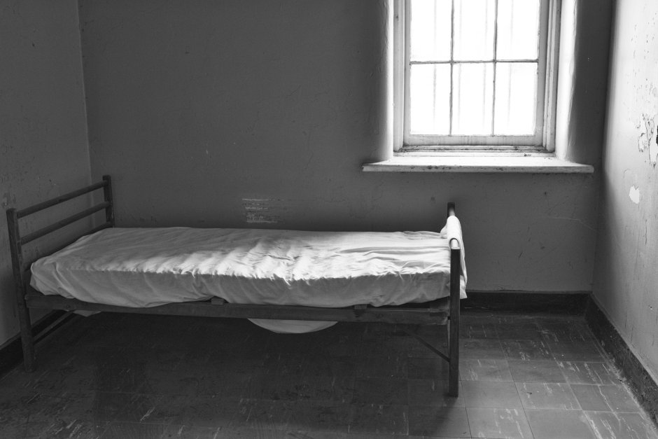 Тюремная кровать