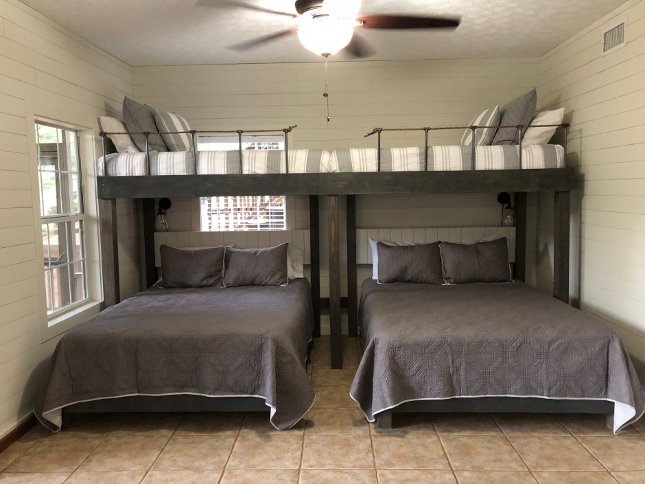 Большая комната с двуспальной кроватью