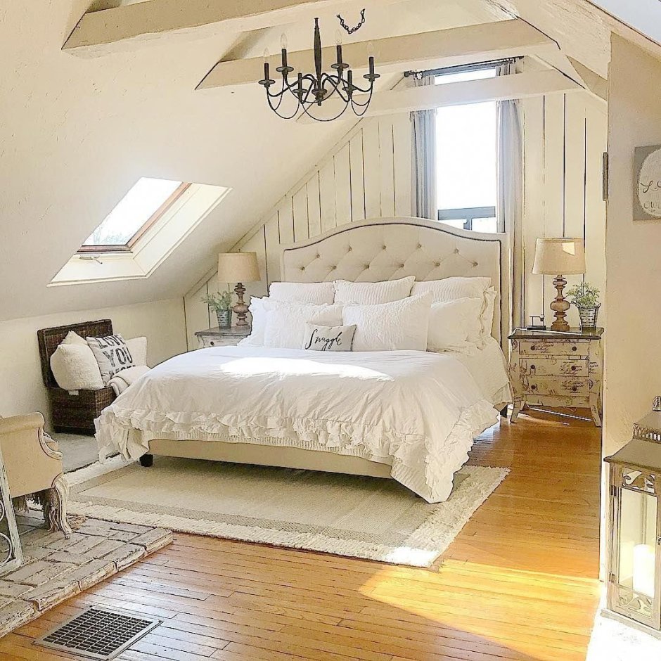 Спальня с большим окном в частном доме