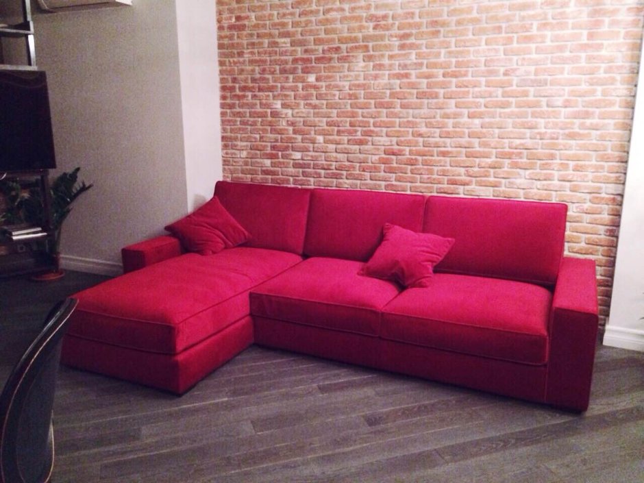 Бордовый угловой диван в интерьере