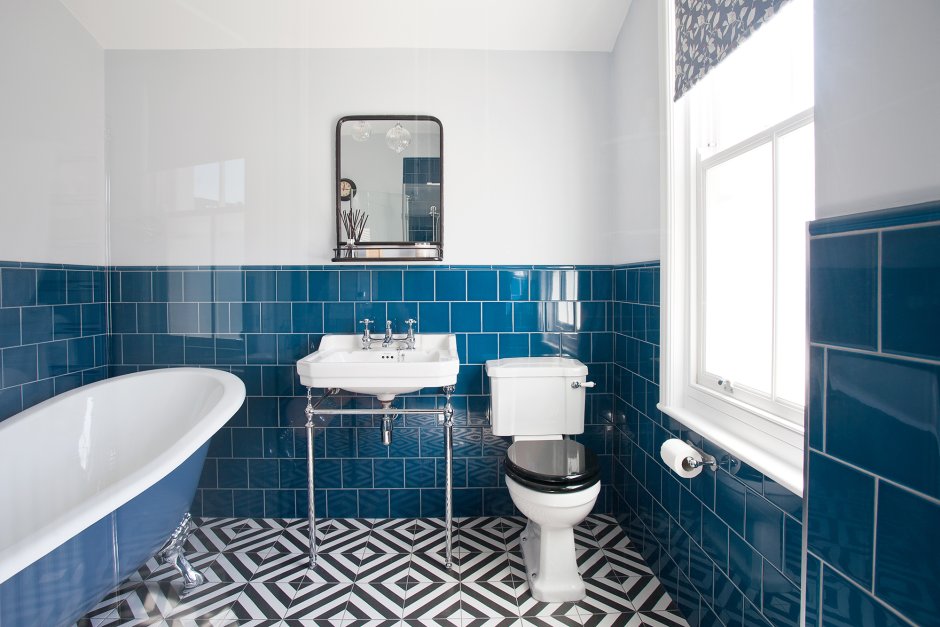 Синяя плитка в ванной комнате в скандинавском стиле