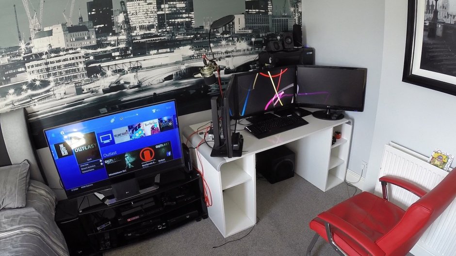 Игровая комната с компьютерным столом