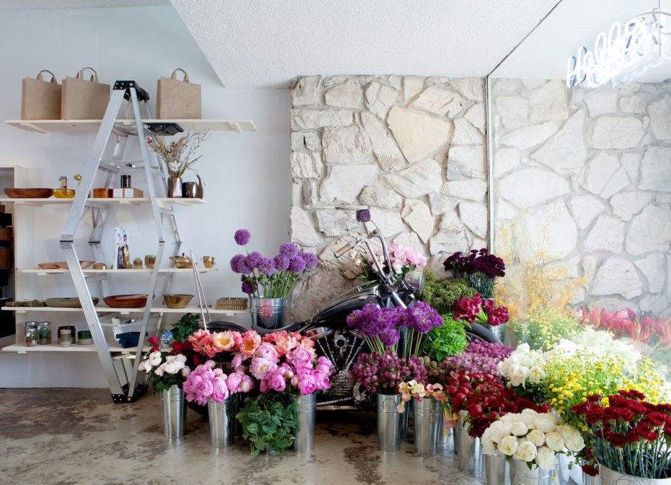 Дизайнерские стеллажи для цветочного магазина