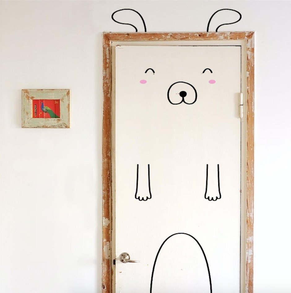 Нарисованная дверь на стене