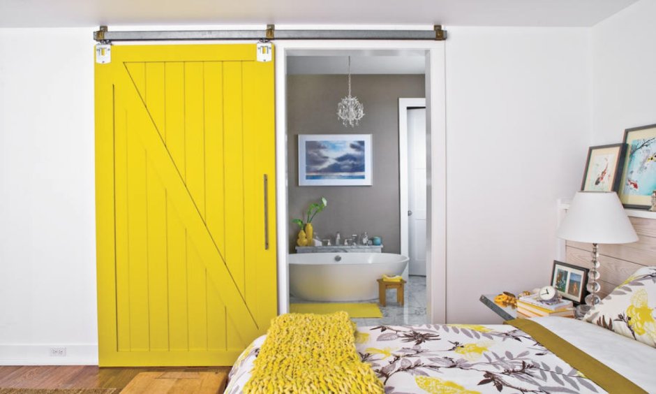 Желтые двери в интерьере
