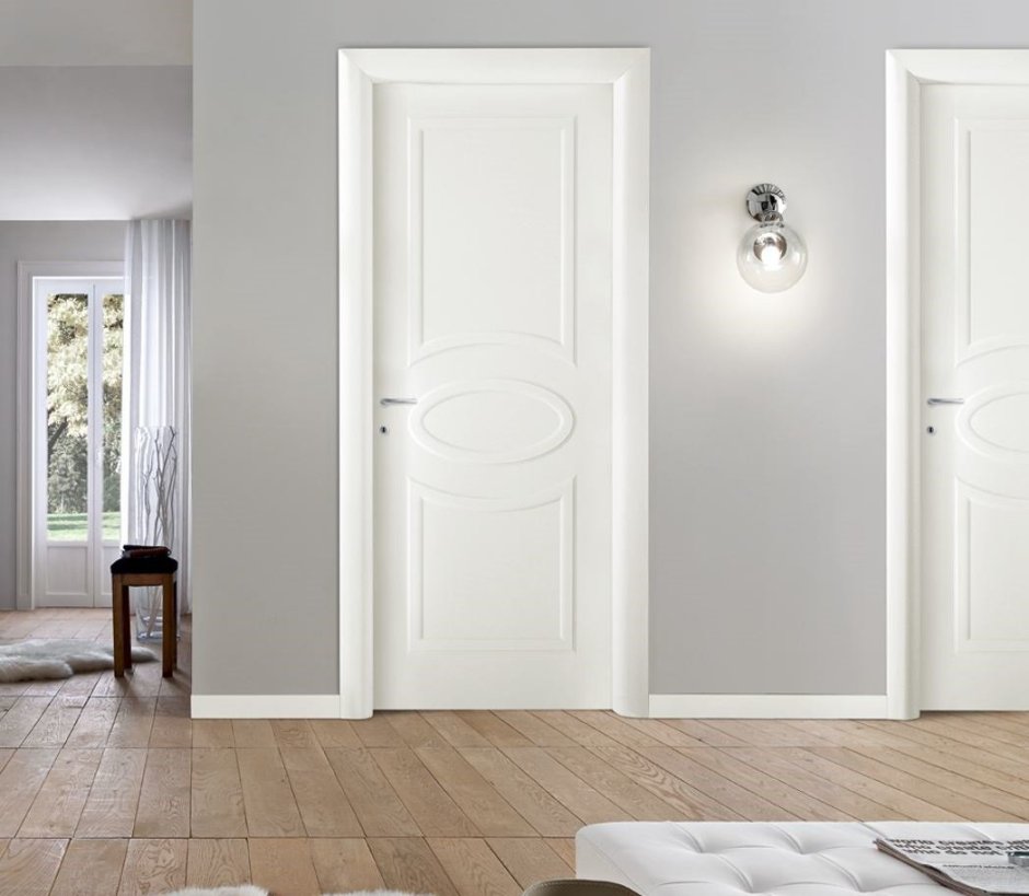 Белые гладкие двери в интерьере квартиры