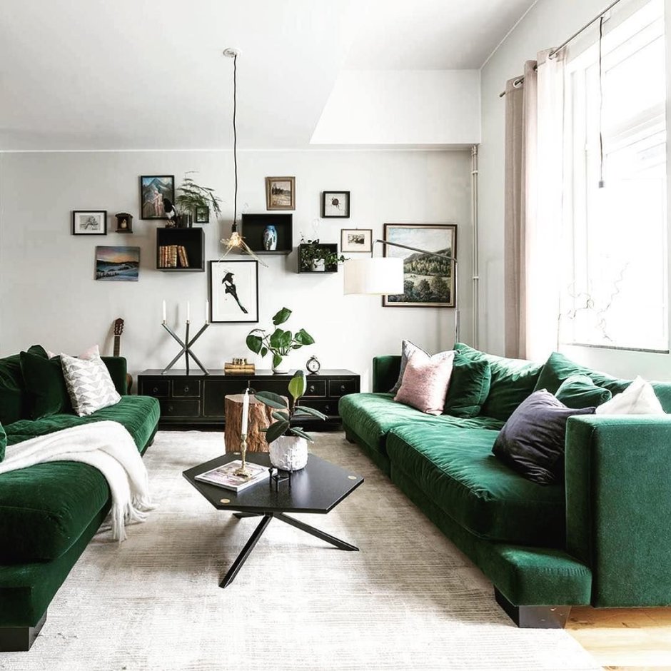 Зелёный диван в интерьере гостиной