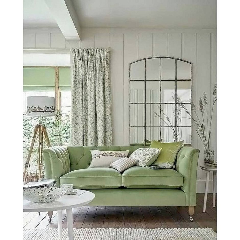 Гостиная в скандинавском стиле с зеленым диваном