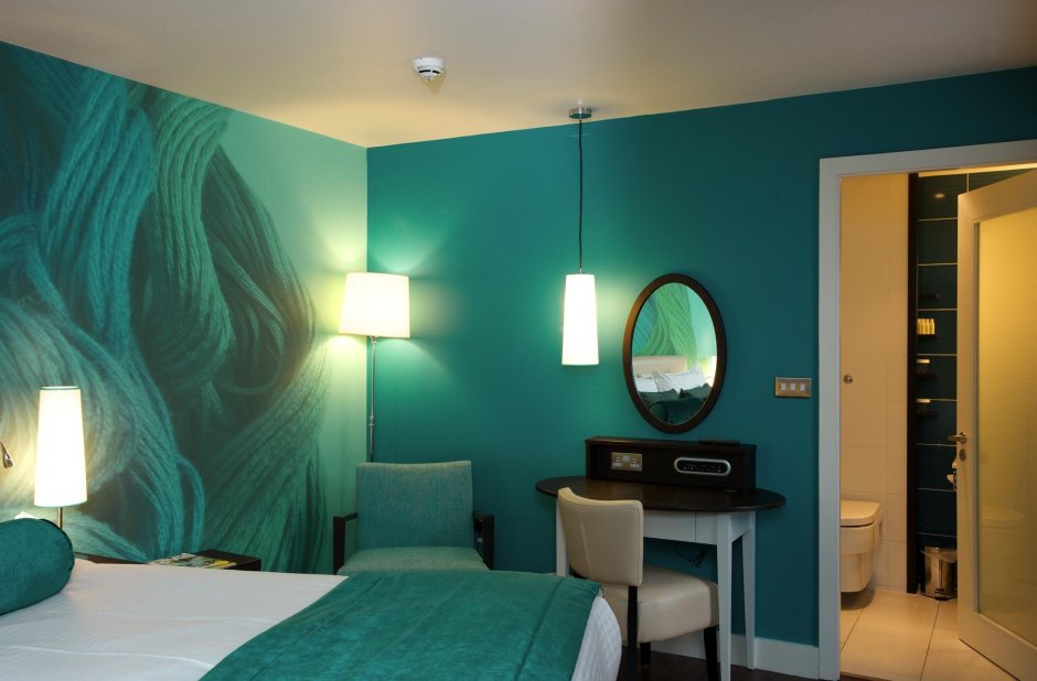 Спальня изумрудного и бежевого цвета