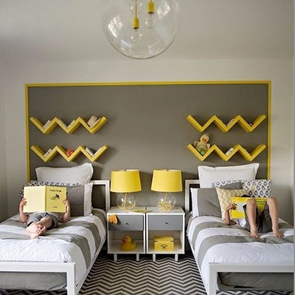 Синяя комната с желтой мебелью