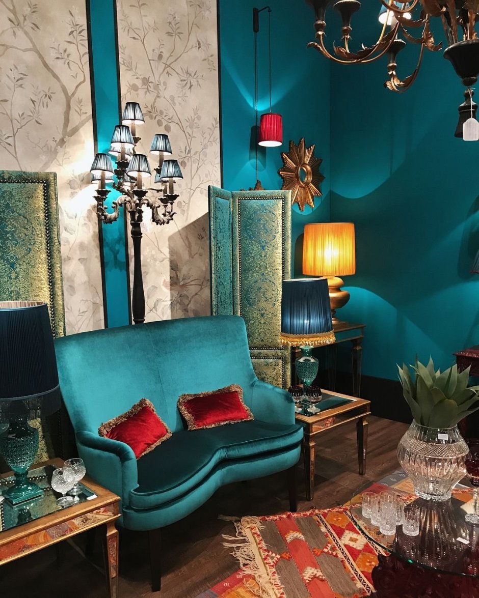 Комната с зелеными стенами