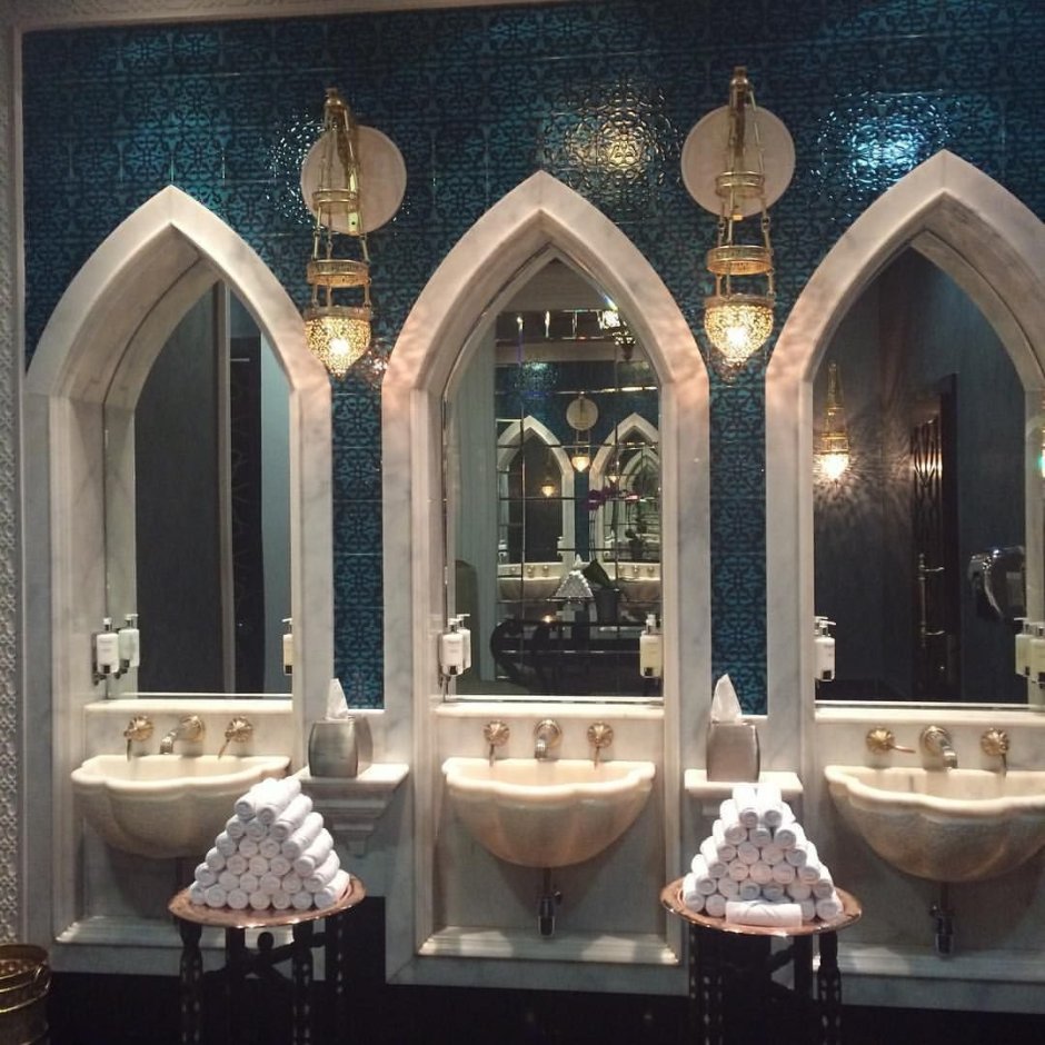 Интерьер ванны с душевой в марокканском стиле