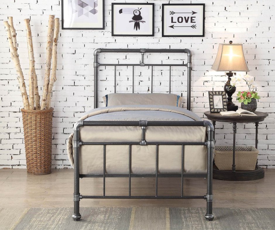 Винтажная кровать с железным каркасом