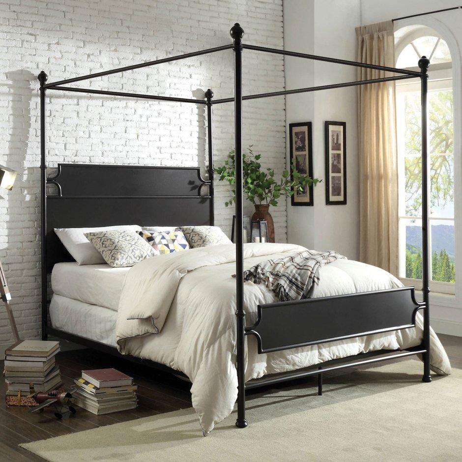 Интерьер спальни с металлической кроватью