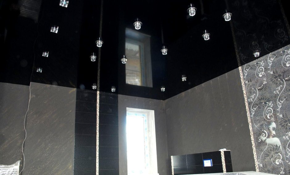 Интерьер комнаты с черным потолком