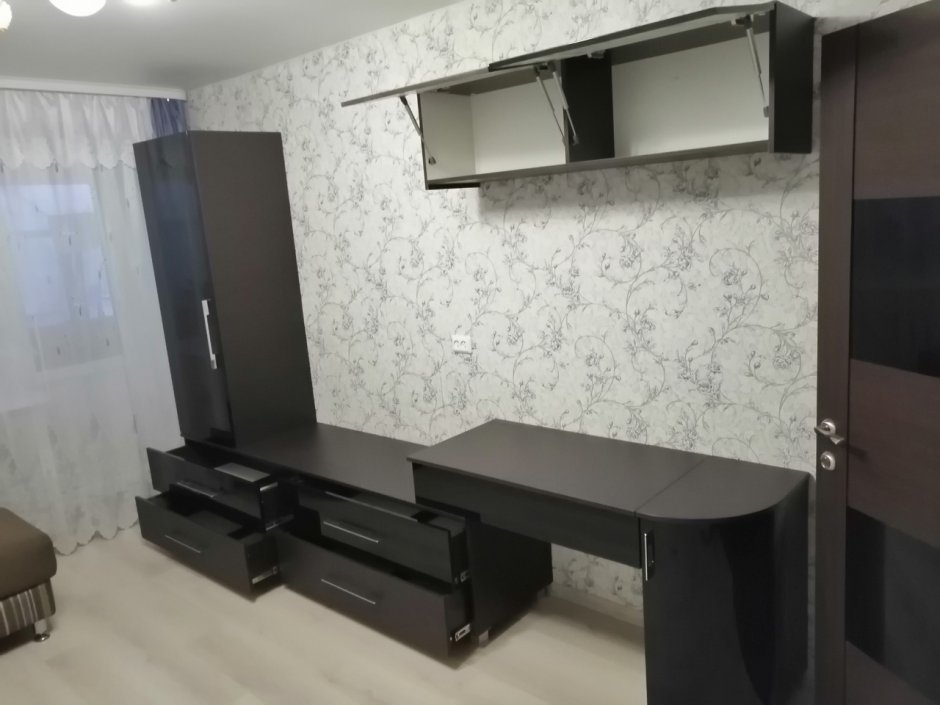 Комната в черных тонах спальня