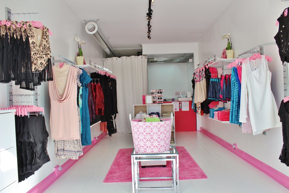 Интерьер небольшого магазина одежды
