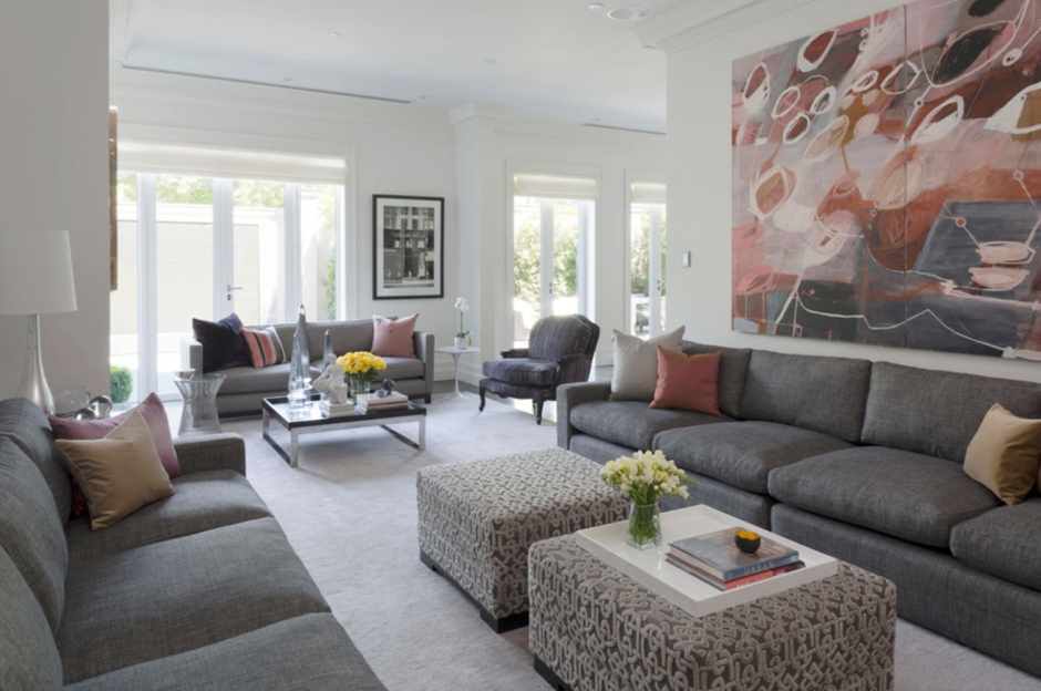 Большой серый диван в интерьере гостиной