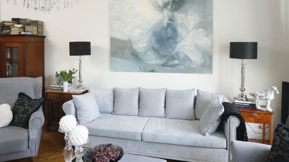 Серый диван в классическом интерьере гостиной