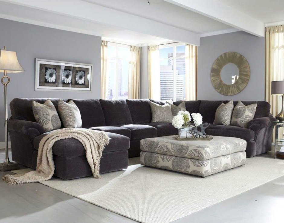 Светло серый диван с подушками