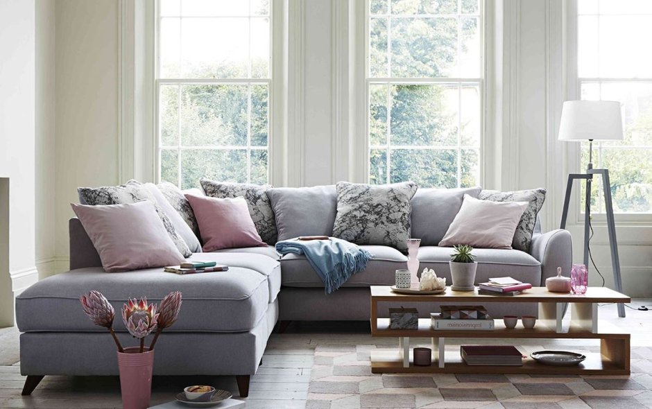 Пастельный диван в интерьере