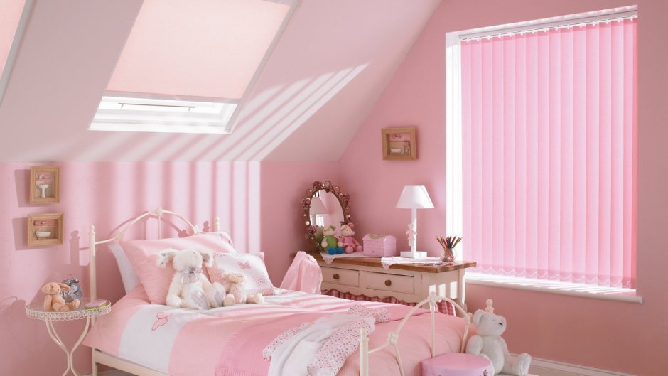 Бело розовая комната