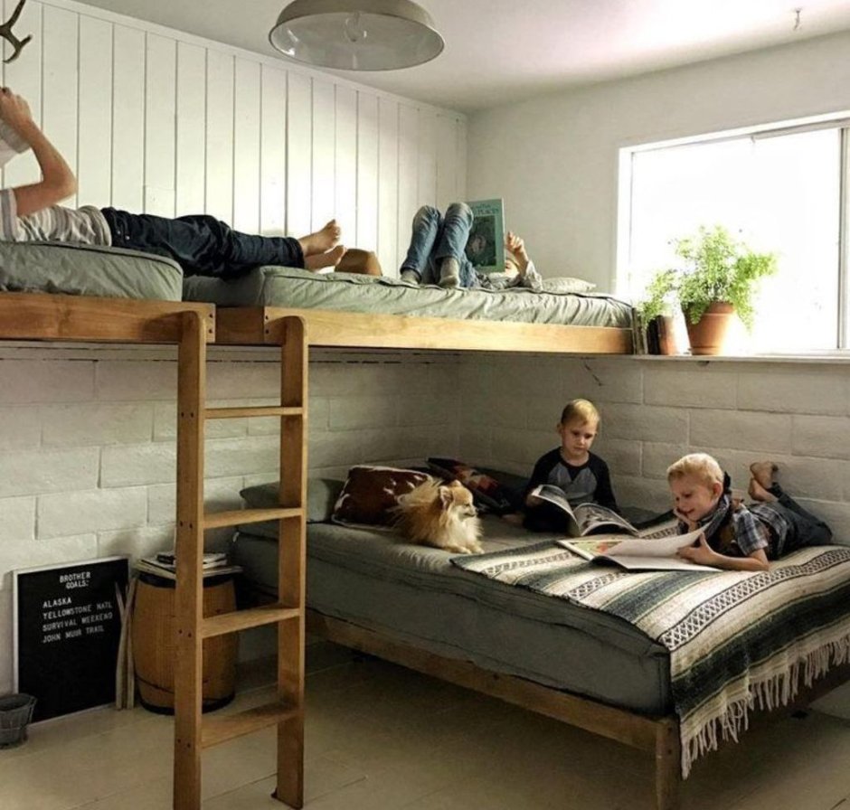 Живем все одной комнате. Кровать для четверых детей. Комната для трех мальчиков. Комната для троих детей. Спальня для четверых детей.