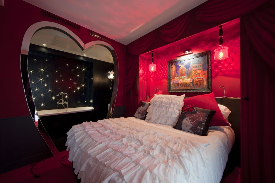 Красная кровать с балдахином