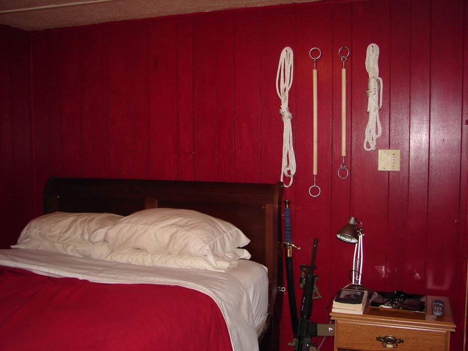 Комната в гостинице с красной кроватью