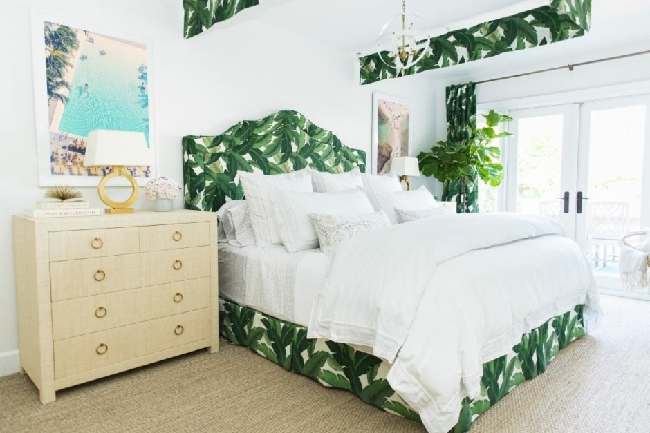 Зеленая спальня с белой мебелью