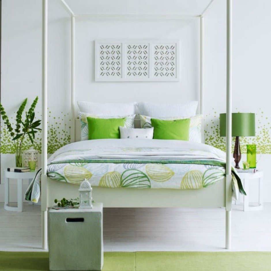 Белая спальня с зеленой кроватью