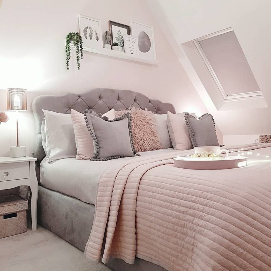 Бледно розовая спальня