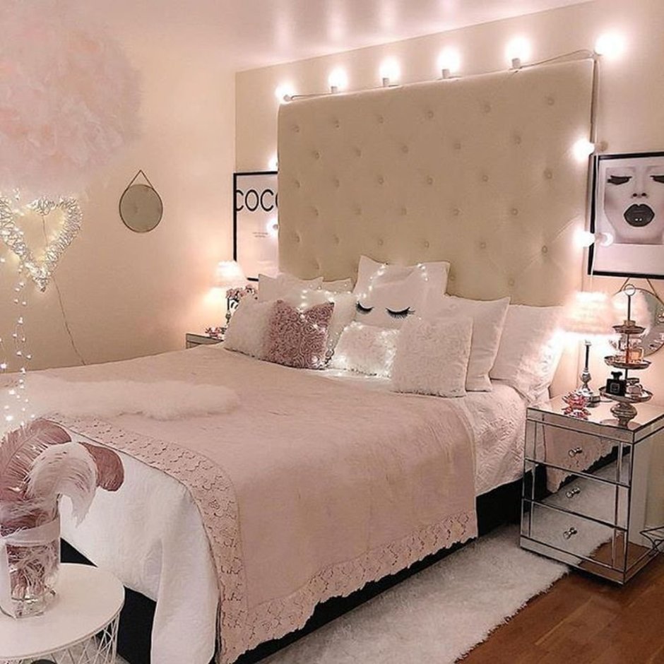Спальня в розовых тонах с белой мебелью