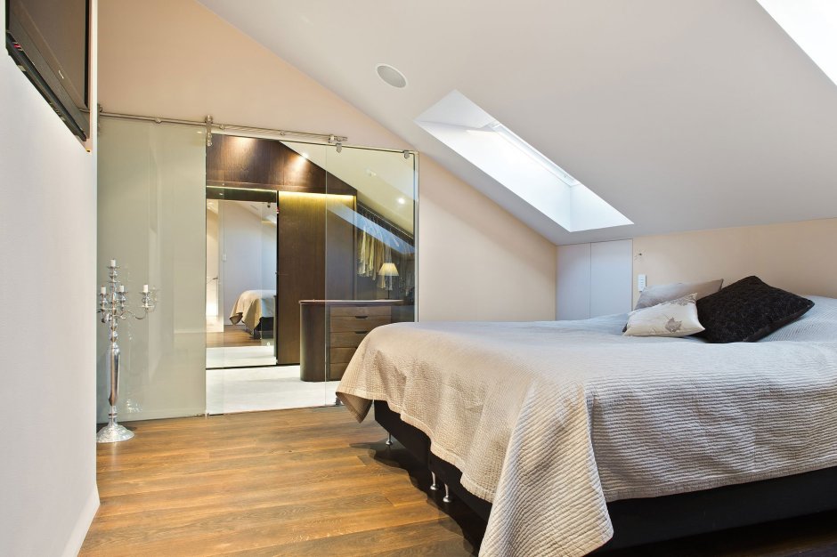 Дизайн спальни со шкафами в доме со скошенным потолком
