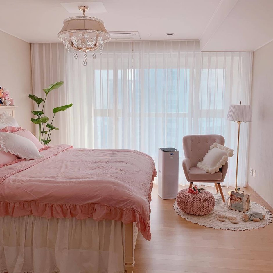 Бежевая спальня и розовые кресла